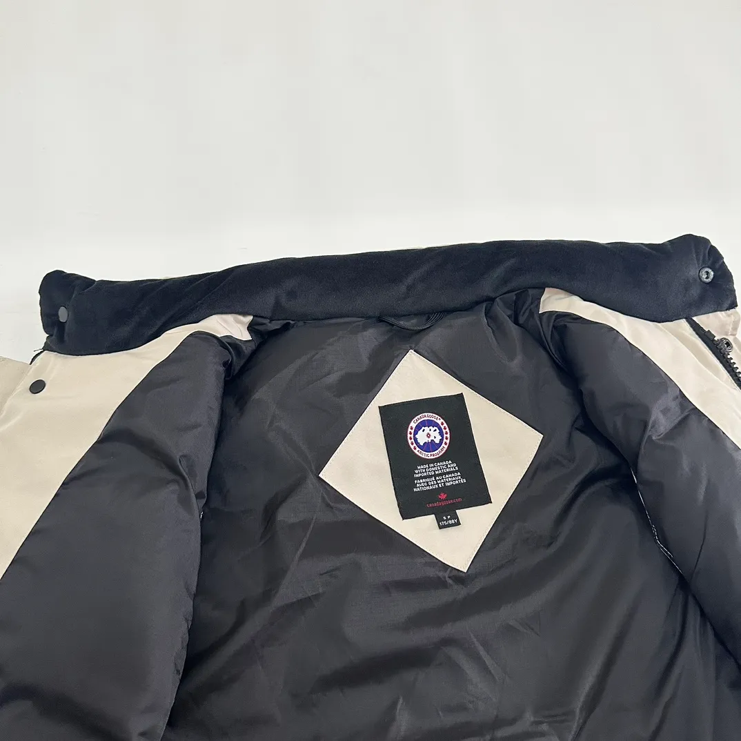 P380 top real shot - model number 119100 Canada Goose has always been recognized as the warmest down jacket. Various Instagram celebrities, Internet celebrities, and celebrities often wear it for street photos. I make Canada Goose every year, but I still can’t get rid of my love for the goose. No matter how cold the days are, there is no need to be afraid because of the care of the goose. The down vest is definitely a concave shape in autumn and winter. It is a trading company order model, exclusively launched! The purchase at the counter is the same as the genuine original clothes. Pay attention to the matching. There is velvet on the back collar, which is more warm. There is a zippered hidden pocket on the inside, and the genuine net pocket is synchronized inside. You need to compare the genuine products at any time. All the accessories are custom-made from the original factory. 1️⃣Fabric: Domestic exclusive Japanese original fabric with characteristics: waterproof, drill-proof, anti-fading, 24-count calendered woolen surface (waterproof level conforms to the ball raincoat level) 2️⃣Down: national standard 80 white duck down Supports identification (many on the market are 50 velvet and recharged in order) with better thermal insulation performance, light and not heavy, and good recovery of fluffiness after compression!  3️⃣Zipper: Original factory customized zipper with clear engraving and perfect texture. Original customized authentic YKK military-grade copper core zipper puller that can withstand hundreds of thousands of pulls. 4️⃣Embroidery: Imported new Behringer embroidery machine customized with 10,000-needle electric embroidery, full/three-dimensional/clear! 5️⃣: 400D high-density count liner fabric in the inner liner completely eliminates the problem of velvet leakage and velvet leakage. In the down woven category, there is no bragging. There is currently almost no one that can do better than us! Make an original product with care, so that every customer has the confidence to introduce it to his customers: This is the top replica version in China. A good product does not need too much soft text to highlight it. Color: Black Gray Off-White Size: S-XXL Size Clothing Length Bust Shoulder Width Recommended Height Recommended Weight S: 70 117 47.5 155-160 100-120 M: 72 121 48.5 160-170120-140 L: 74 125 49.5 165-175,140-160 Warm reminder: The tile measurement is measured manually, and the error of 1-3cm is within the normal range! The customer's suggestion is not used as a reason for return or exchange; #Because everyone's body height is different, the size recommended by customer service is only a slight color difference. Please note that slight color differences in the product are normal and will not be used as a reason for return or exchange. #Due to different monitor display pixels and external factors such as shooting lighting